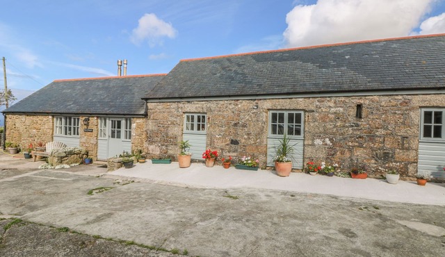 BACK OF BEYOND, pet friendly, with open fire in St Ives