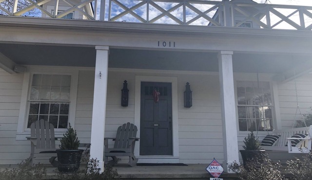 Back on VRBO!Large recently updated home 3blocks from square and 1/2mi to Grove!