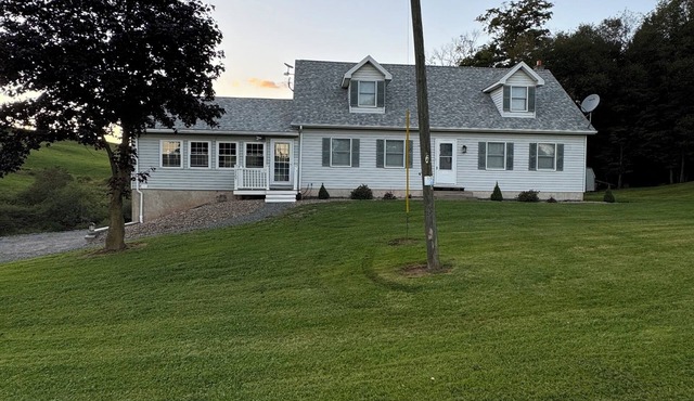 "Back Pasture Escape" NEW! Large Home farm views 7.5 miles to Worlds End, YMH.