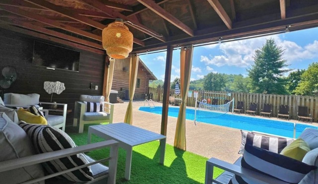 Back Porch Lodge on 5 Acres! Pool, Hot Tub, Creek!