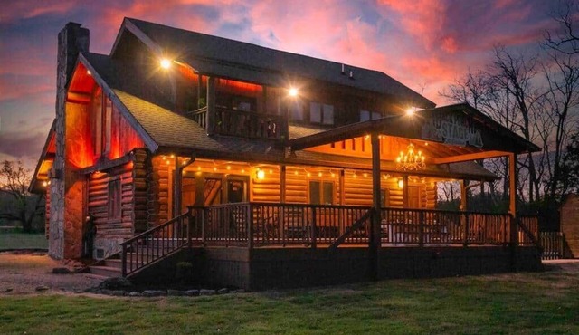 Back Porch Lodge on 5 Acres! Pool, Hot Tub, Creek!