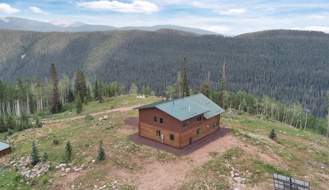 Backcountry cabin in private location with full kitchen & mountain views