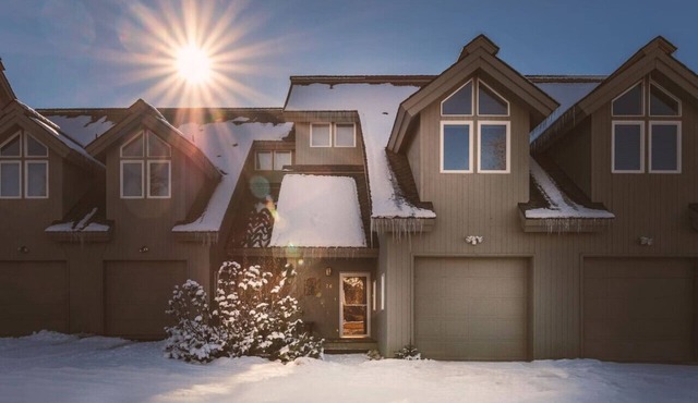 Backwater Retreat Townhome Walk to Ski Shuttle