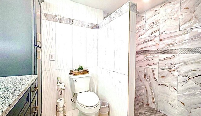 Backyard-1000mbs-WD-Updated-RainShower-AC-SmartTV-Workspace-10MinToBeach-Kitchen