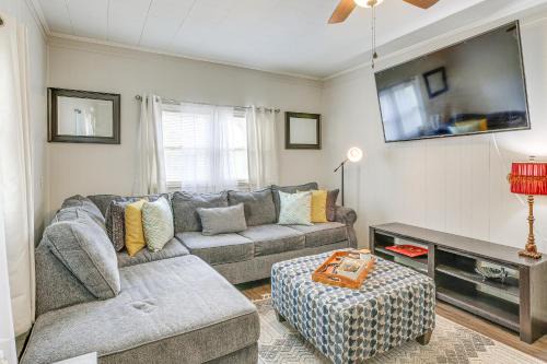 Backyard and Covered Porch! Cozy Mullins Retreat