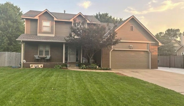 Backyard bliss/firepit/spacious/cozy/centrally located