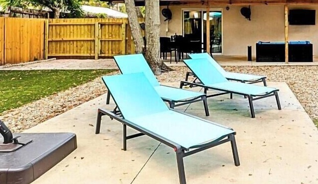 Backyard Breakaway - Your Private Slice Of Sarasota Shade