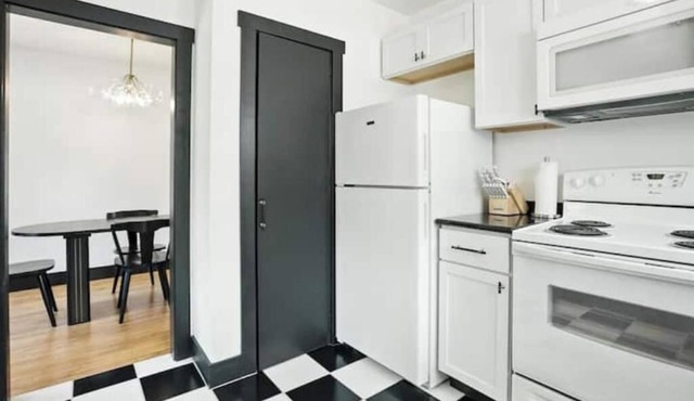 Backyard Bungalow 2BR Near BTV + Fenced Yard