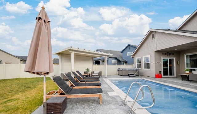 Backyard Bungalow w/Resort Like Backyard!