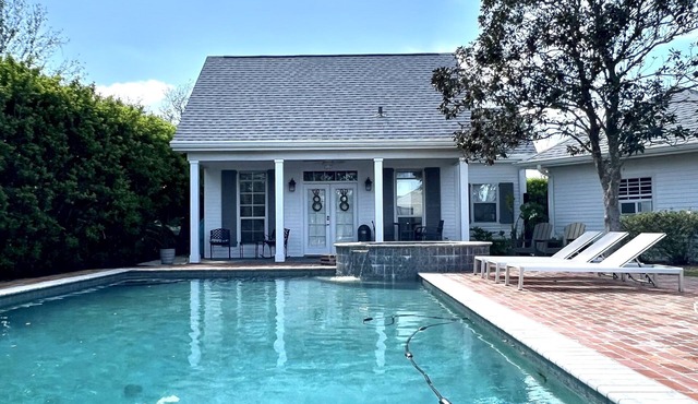 Backyard COZY Cottage in the heart of Houma!
