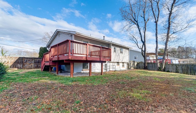 Backyard + Deck: Family-Friendly Lorton Home!