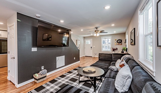 Backyard Fire-Pit, Modern, Roomy, 7 Min Downtown