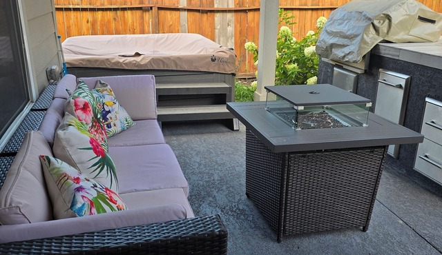 Backyard Getaway! Near IAH Airport! Hot Tub!