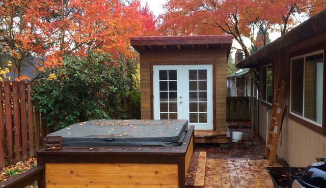 Backyard Hot Tub and Sauna Near Downtown