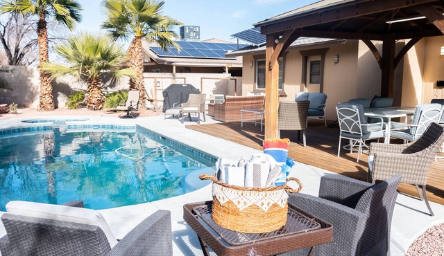 Backyard Oasis, heated pool/spa, bbq, cov pergola, away from dwtn noise