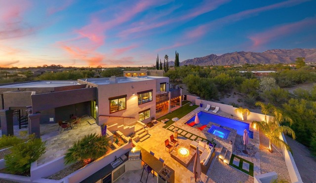 Backyard Oasis, Mountain Views, Resort Style Pool & Jacuzzi!