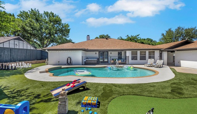 Backyard Oasis: Pool, Hot Tub, Giant Chess & Golf