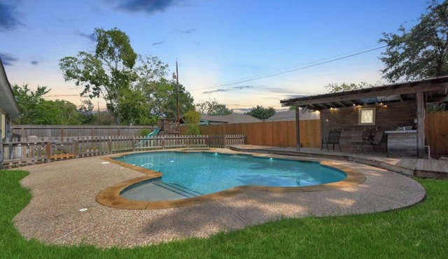 Backyard Oasis-Pool & Grill-Heart of Friendswood!