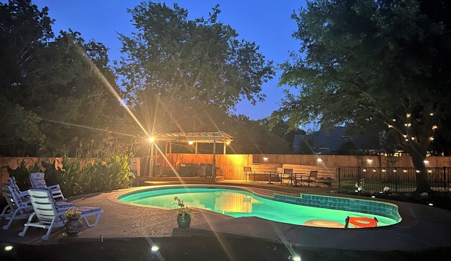 Backyard Oasis with Private Pool, SPA and Putting Green only 2 Miles from TAMU!