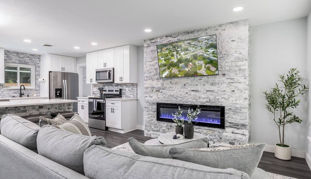 Backyard Oasis W/Heated Pool, Bar, TV Just Mins to the Beach