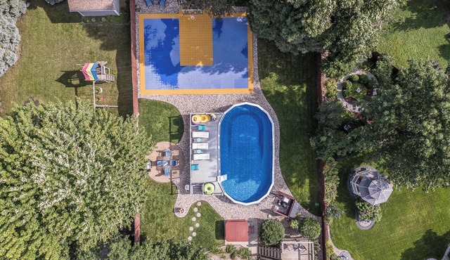 Backyard Oasis- XL Pool, Hot tub, B-ball Court, Grill, Yard Games, Gaming Room!