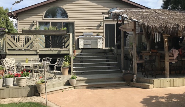 Backyard Paradise Appleton WI>Sleeps 6 to 8, 4 bedrms, 3 bath,25 minutes from GB