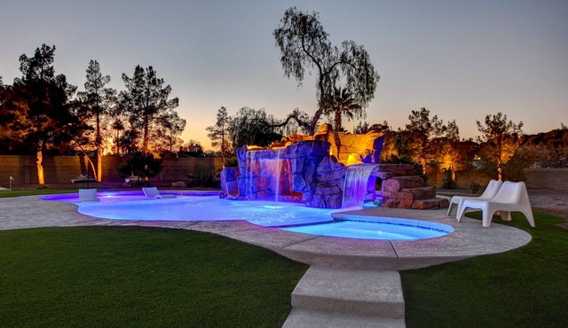 Backyard Paradise resort home minutes to the strip!