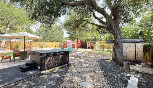 Backyard Spa Oasis- hot tub, cold plunge, and outdoor sauna. 10 min to downtown!