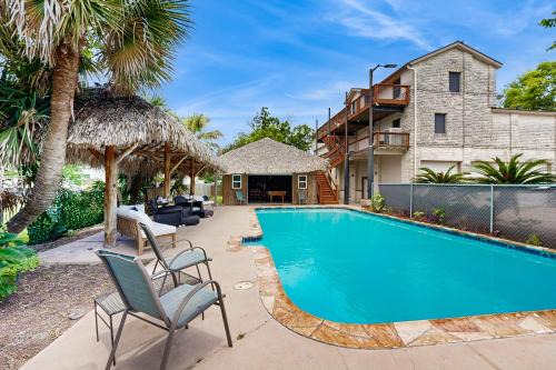 Bacliff Family Getaway w/Game Room + Private Pool