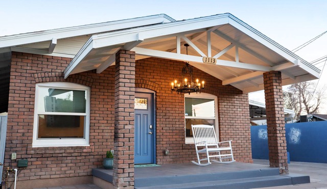 Bad Ass Bicycle Bungalow - Historic Downtown Phoenix Home - 7 mins to Airport