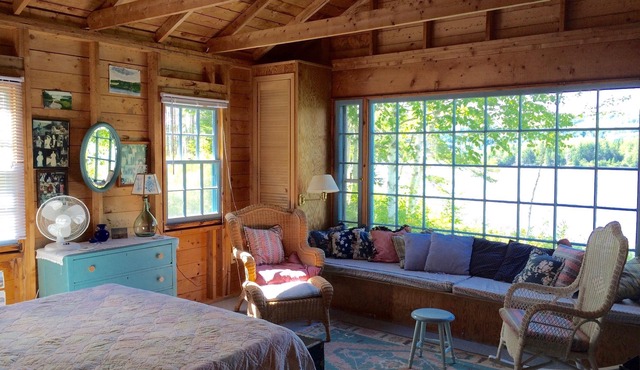 Baddeck Bay: Lakeside Boathouse Cottage with Dock