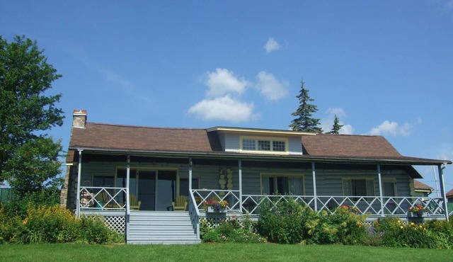 Baddeck: Waterfront Cottage & Guest House w/Private Dock