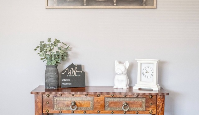 Badea’s 3- bedroom Cozy house . Close to Everything.