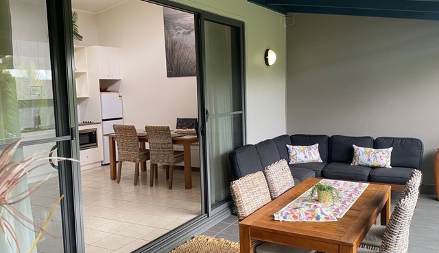 Baden 86 - Rainbow Shores. Walk To Beach - Top Floor - Air conditioned Unit. Free Wi-Fi