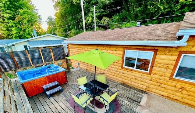 Badger Cabin w/ Outdoor Hot Tub Jacuzzi avail year round