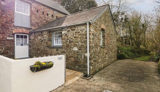BADGER COTTAGE, family friendly, with open fire in Mawgan-In-Meneage