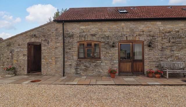 BADGER COTTAGE, romantic, with a garden in Lydford-On-Fosse