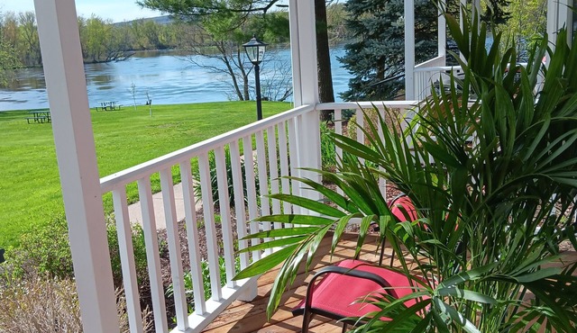 Badger Digs - A Lofted Condo on the Wisconsin River