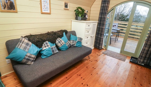 BADGER, romantic, character holiday cottage in Cross Hills