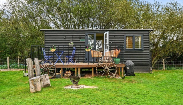 Badger Shepherds Hut - a holiday let that sleeps 2 guests in 1 bedroom