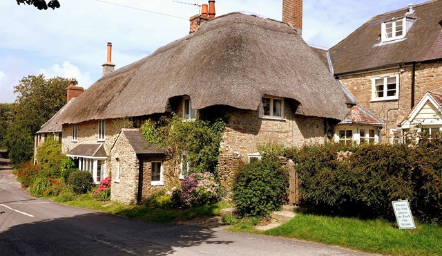 BADGERS COTTAGE, pet friendly, with open fire in Chickerell