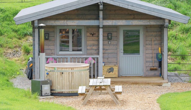 BADGERS SETT, pet friendly, with hot tub in Staindrop