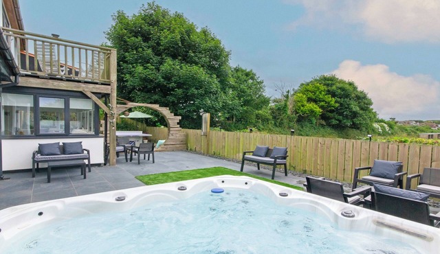 Bagend |Sleeps 14 | Hot Tub* | Balcony & Ping Pong