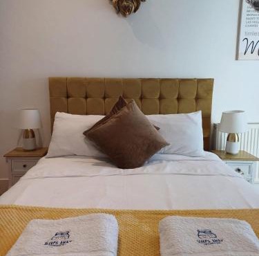 Bagshot High Street shops & restaurants on doorstep Ground Floor Sleeps 4 Free & Permit Parking near PennyHill Spa Ascot Races Wentworth Golf Longcross Film Studios