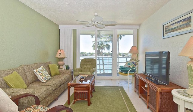 Bahia Vista 8-414, 2 Bedroom, Sleeps 4, 4th Floor, Heated Pool, Spa, Near Beach, WiFi
