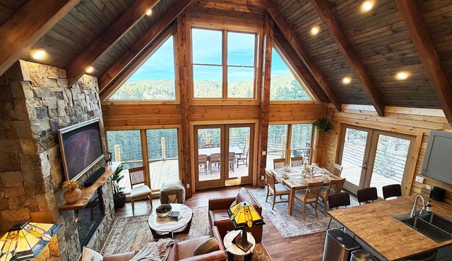 Bailey Overlook Lodge: Hot Tub, Game Room, Movie Theater, Fire Pit, & More!