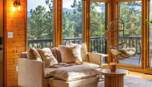 Bailey Treetop Retreat: Spacious, Hot Tub, Pool Table, Yoga, Family, Views