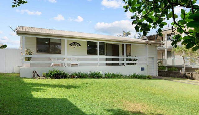 Baileys Beach House with Ocean Glimpses