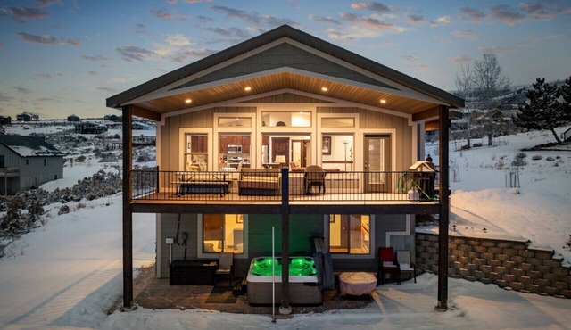 Baileys Bungalow | Hot Tub, Fire Pit & Views!