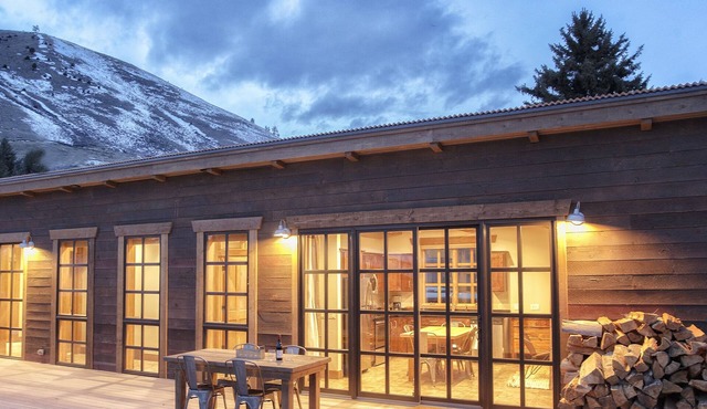 Baitshop Cabin Privacy in Downtown Jackson 2 blocks to Town Square w/A/C